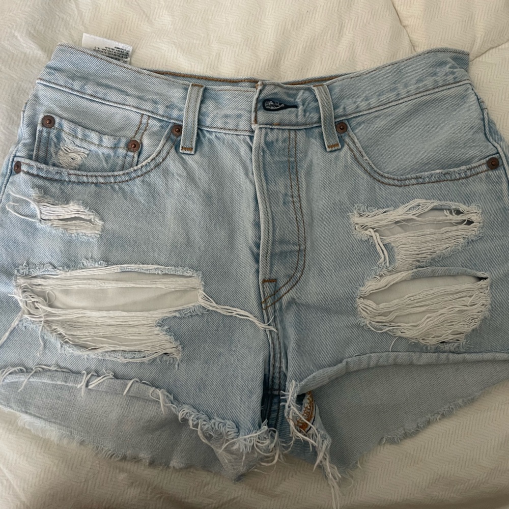 Light Wash Ripped Levi Shorts in 501